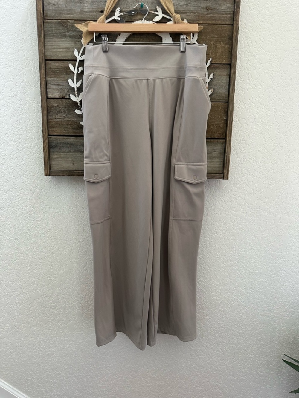 Athleta Wide Leg Cargo Pocket Pants - Light Taupe size large
